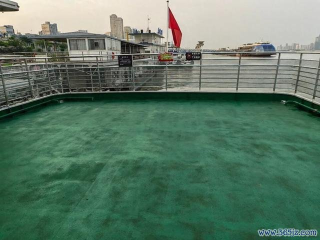 武汉1.5元过江轮渡二层甲板观景区域。图/受访者提供